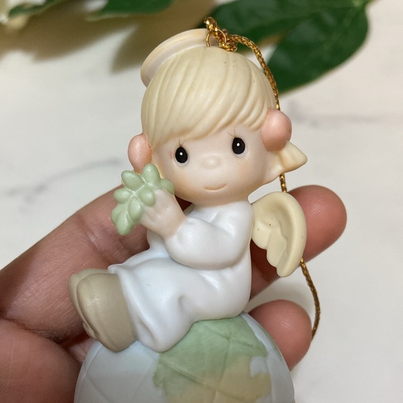 Precious Moments 1999 Peace On Earth Ornament 679259 - Picture 14 of 16